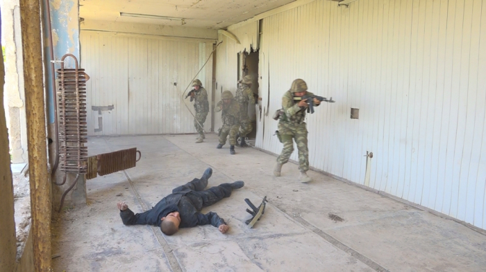   Türkische Soldaten beobachten das militärische Training der Nachitschewan-Armee   - FOTOS    