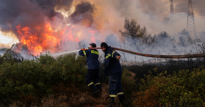  Fire in Athens suburb destroys homes, vehicles -  NO COMMENT  