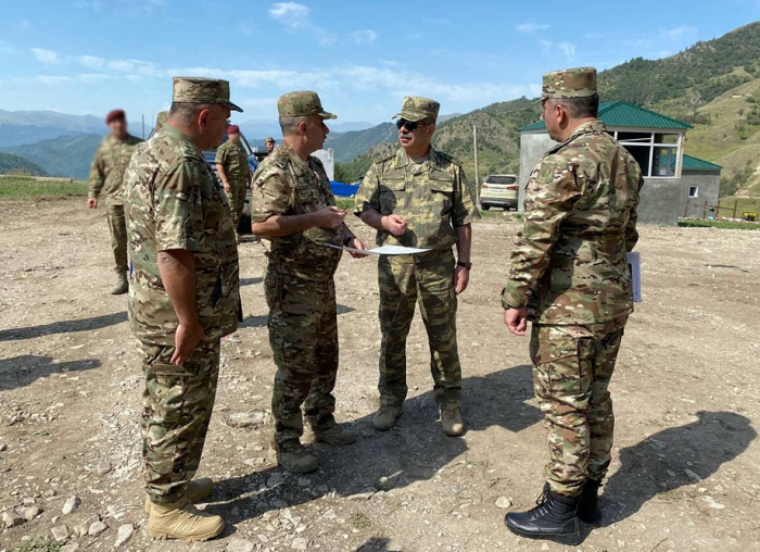  Aserbaidschans Verteidigungsminister inspiziert Trainingsgelände in Kalbadschar 