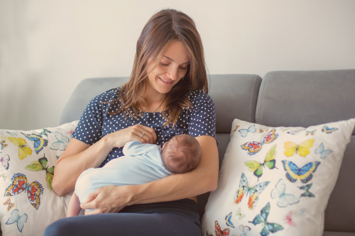 Women infected with COVID-19 can continue breastfeeding 