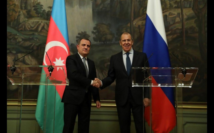  Djeyhoun Baïramov et Sergueï Lavrov discutent de la situation à la frontière azerbaïdjano-arménienne 