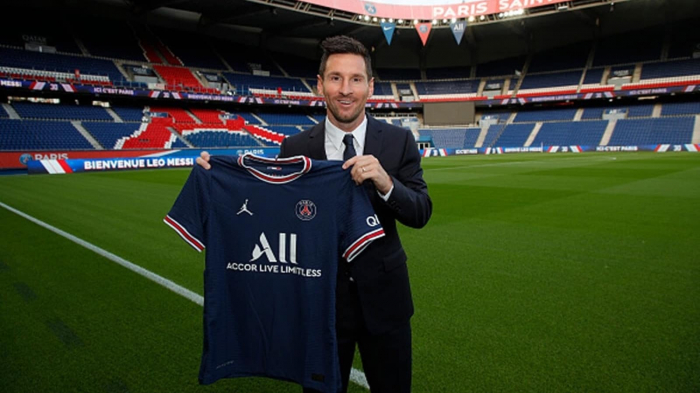 Messi signs contract with Paris Saint-Germain