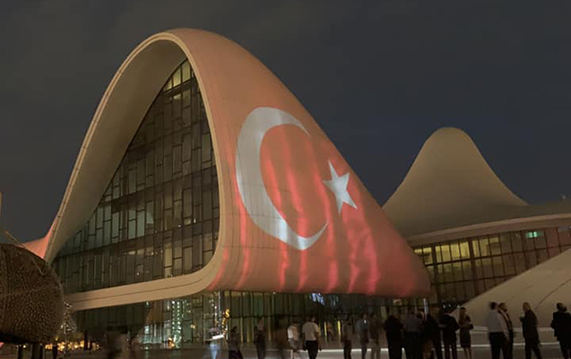 La bandera turca es proyectada en el Centro Heydar Aliyev - FOTOS