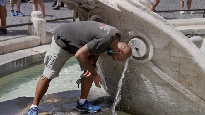   Tourists and locals on the hunt for water in Rome heatwave -   NO COMMENT    