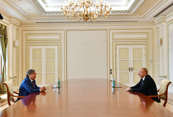   Präsident Aliyev empfängt den prominenten kasachischen Dichter  