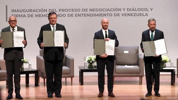 Las delegaciones de Maduro y Guaidó realizan una firma del memorando que contempla acuerdos parciales