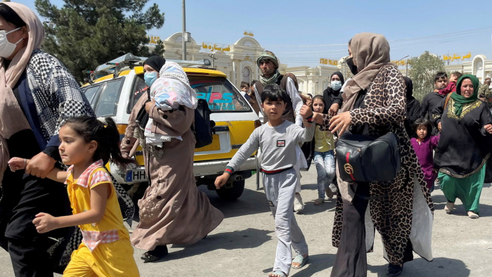 Biden usará 500 millones de dólares del fondo de emergencia para ayudar a los refugiados afganos