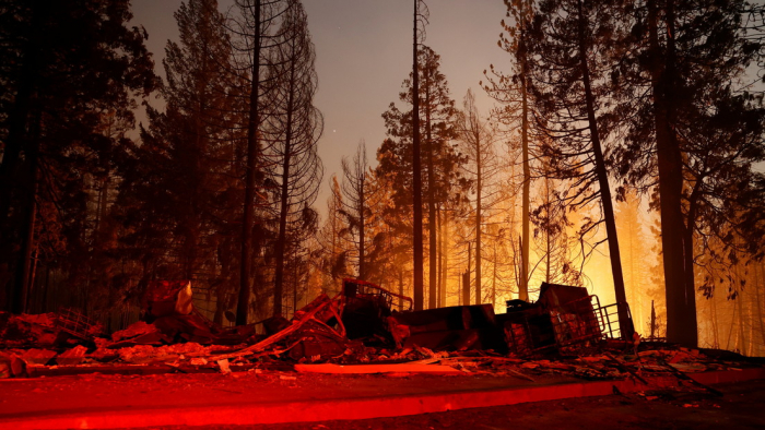 Un gran incendio forestal en el norte de California obliga a evacuar a miles de personas