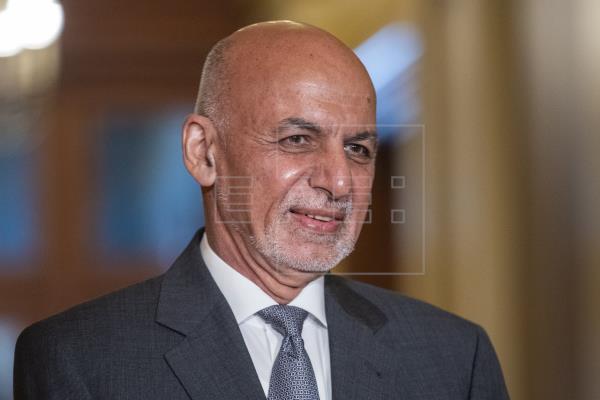 Ghani defiende su huida de Afganistán y niega las acusaciones de corrupción