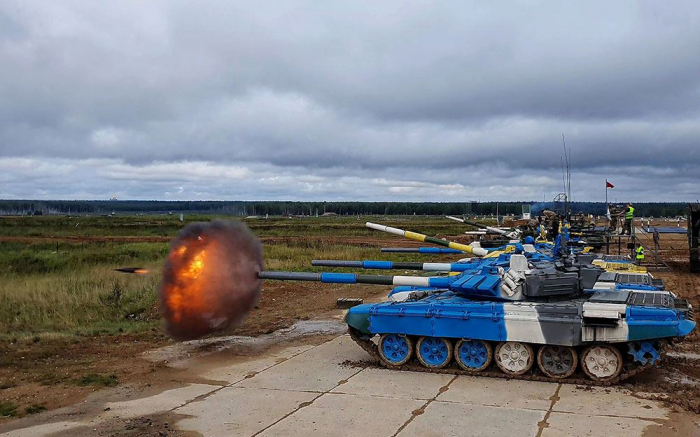   Aserbaidschanische Soldaten haben das erste Rennen im Wettbewerb "Panzerbiathlon" gestartet  