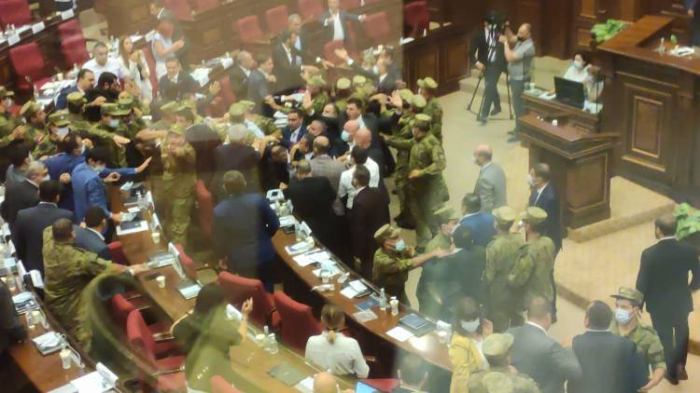   Abgeordnete bewerfen sich im armenischen Parlament mit Flaschen   - VIDEO    