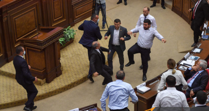   Diesmal traten und schlugen sich die armenischen Abgeordneten gegenseitig  