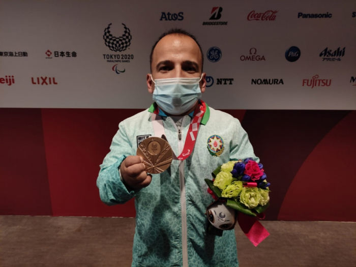 Levantador de pesas azerbaiyano gana la primera medalla de Azerbaiyán en los Juegos Paralímpicos de Tokio 2020