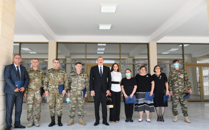  Der Präsident und seine Frau gaben den Familien von Märtyrern und Kriegshelden Wohnungen  - FOTOS  