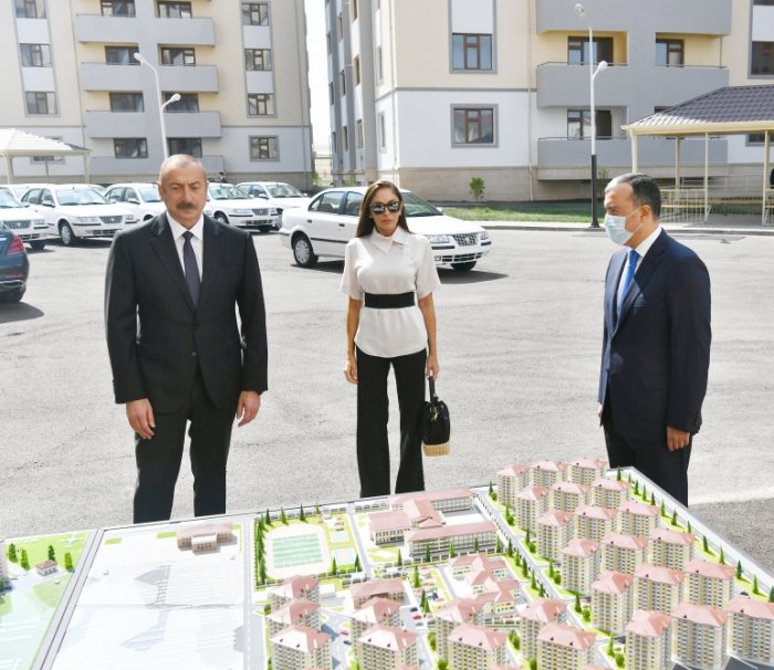  Azerbaijani president, first lady attend ceremony of presenting apartments, cars to families of martyrs - UPDATED