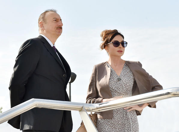   Präsident Ilham Aliyev und First Lady Mehriban Aliyeva sehen sich die Arbeiten am internationalen Flughafen Füzuli an  