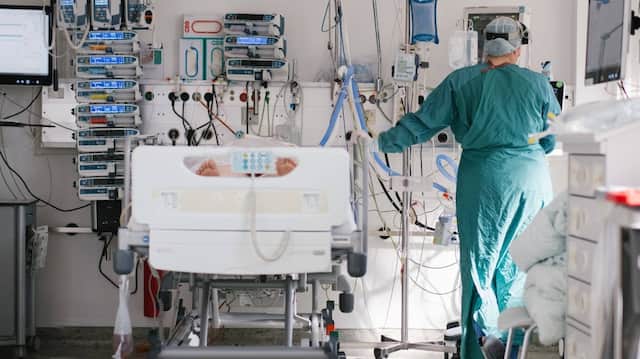   Auf Intensivstationen in Deutschland sind erneut mehr als 1000 Corona-Patienten   