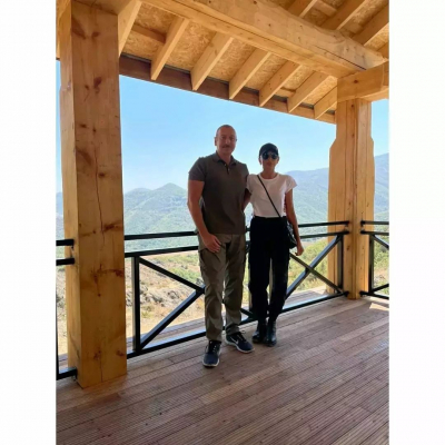   Erste Vizepräsidentin Mehriban Aliyeva postet Foto von ihrem Besuch im Bezirk Chodschavend   
