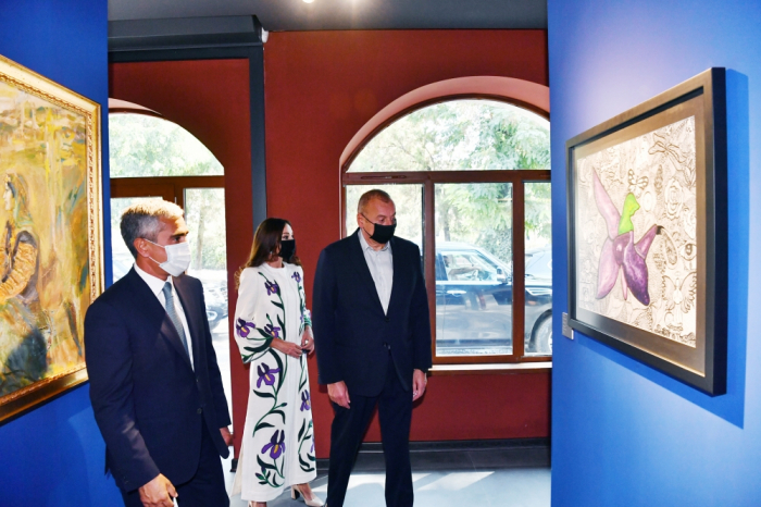  Ilham Aliyev et Mehriban Aliyeva visitent les expositions organisées à Choucha - PHOTOS