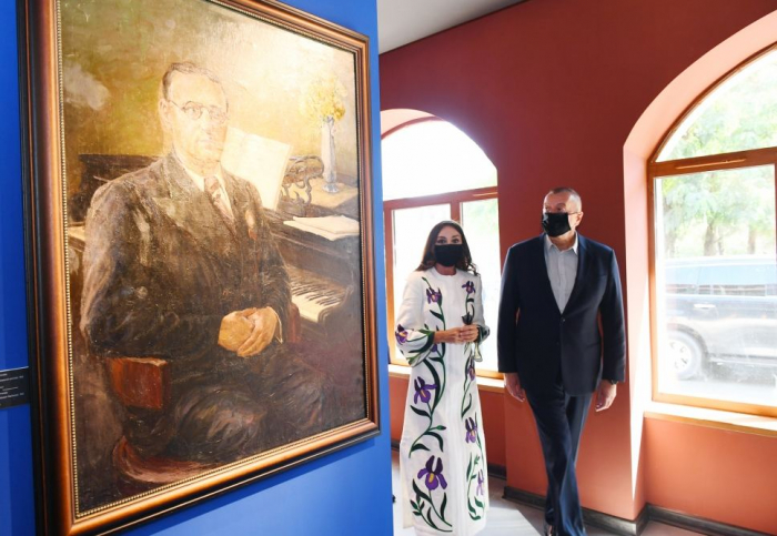   Ilham Aliyev y Mehriban Aliyeva se familiarizan con las exposiciones en Shusha -   FOTOS     