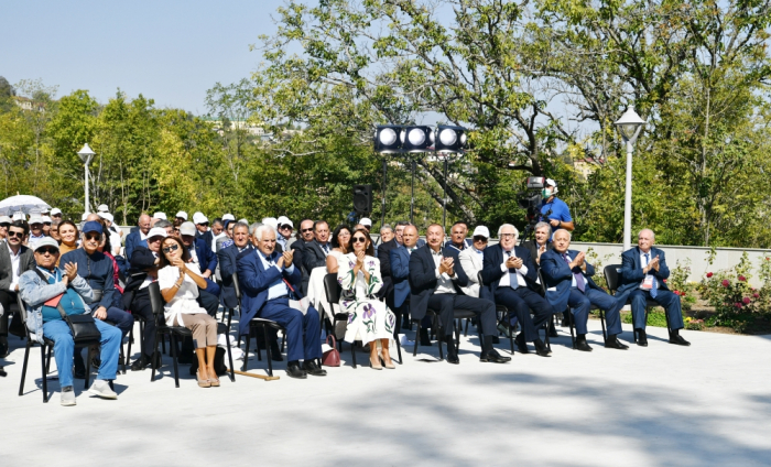  Ilham Aliyev y Mehrban Aliyeva asisten a la inauguración de los Días de Poesía Vagif - FOTOS