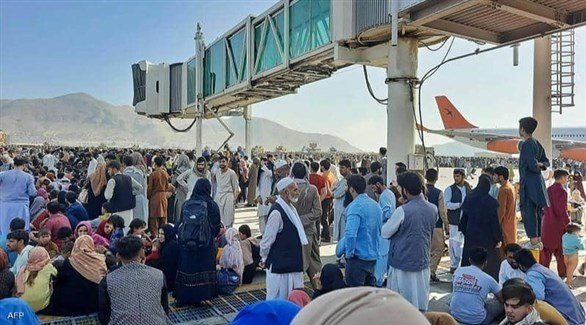المئات يخيمون حول مطار كابول أملاً في مغادرة أفغانستان