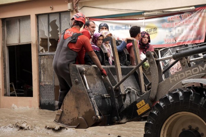    Türkiyədə daşqın qurbanlarının sayı artıb   