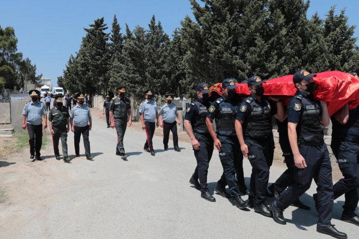 Vilayət Eyvazov polis əməkdaşı ilə vida mərasimində