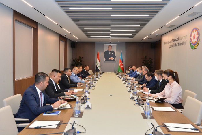 Azerbaijani FM, Iraqi minister exchange views over issues of mutual interest
