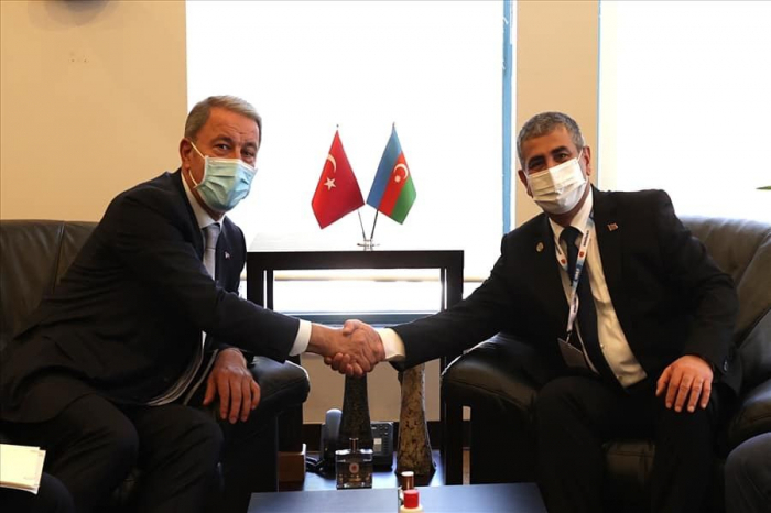   Le ministre azerbaïdjanais de la Défense rencontre son homologue turc  