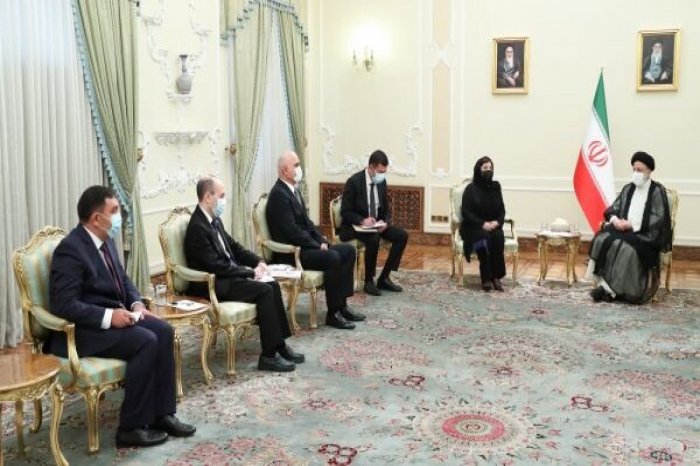  La présidente du parlement azerbaïdjanais rencontre le président iranien 
