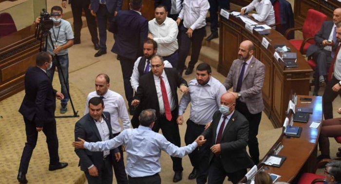 Ermənistanda deputatların iclas zalına telefonla girməsi qadağan edilə bilər 