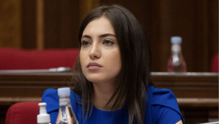    Ermənistan parlamentində qalmaqal:   Deputat "kapitulyant" sözünə görə iclasdan qovuldu      