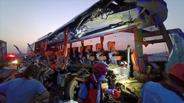    Manisada avtobus qəzası:    9 ölü, 30 yaralı      