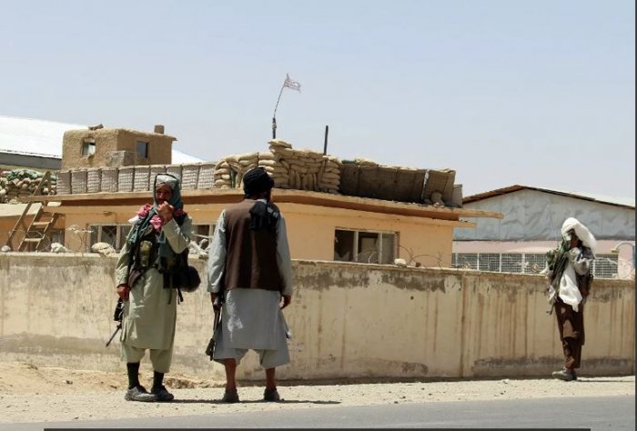    Taliban daha bir şəhəri zəbt edib:   Hərbçilər yaraqlıların tərəfinə keçib      