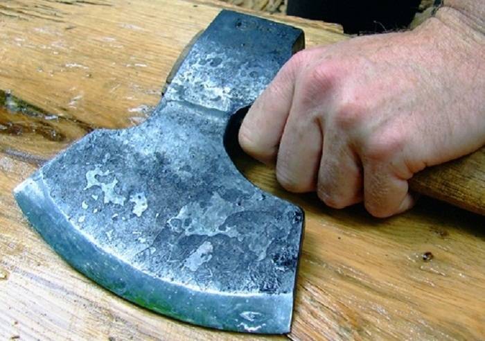 Atasını balta ilə öldürən şəxsin cinayət işinin istintaqı yekunlaşıb  
