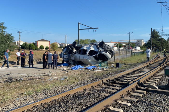 6 dead after train, minibus collide in northwest Turkey