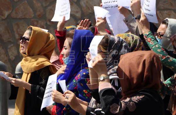 Los talibanes dispersan una protesta de mujeres con gases y tiros al aire