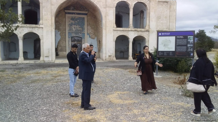   Bewohner des befreiten Bezirks Agdam besuchen Dschuma-Moschee in ihrer Heimatstadt  