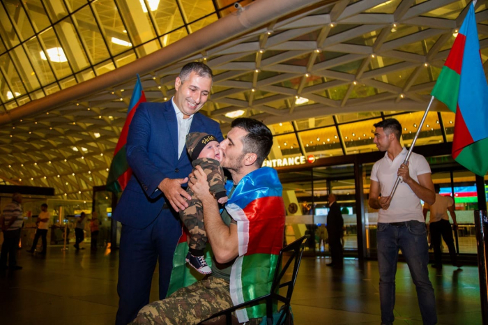  Otros 11 veteranos de guerra azerbaiyanos regresan a casa después de recibir tratamiento en Turquía  