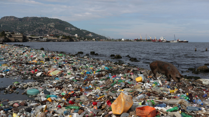 La WWF estima que el uso de productos plásticos cuesta al mundo cerca de 3,7 billones de dólares