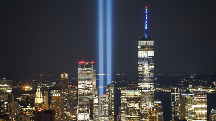 Dos columnas de luz iluminan el cielo de Nueva York en el 20.º aniversario del 11-S