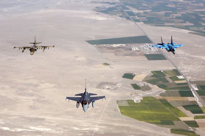  Los aviones militares azerbaiyanos y turcos realizan vuelos de combate en ejercicio conjunto -  VIDEO  