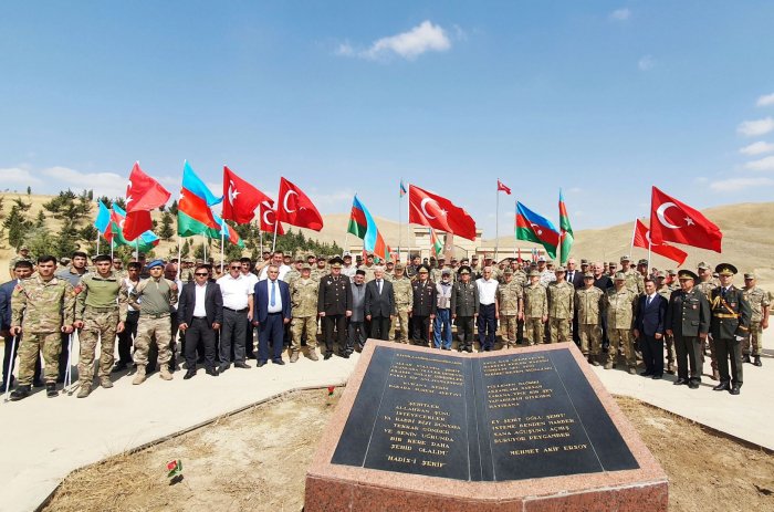 Azerbaijani MoD organizes march to memorial in honor of Turkish martyrs (PHOTO)