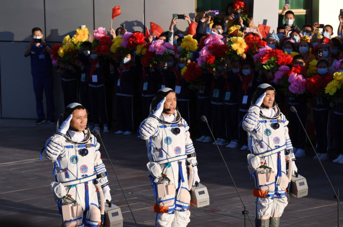 3 astronauts return after China