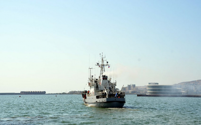   Los buques de guerra rusos abandonan el puerto de Bakú  