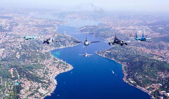 Türkische und aserbaidschanische Jets führen im Rahmen des TEKNOFEST-2021 einen Willkommensflug über den Bosporus durch