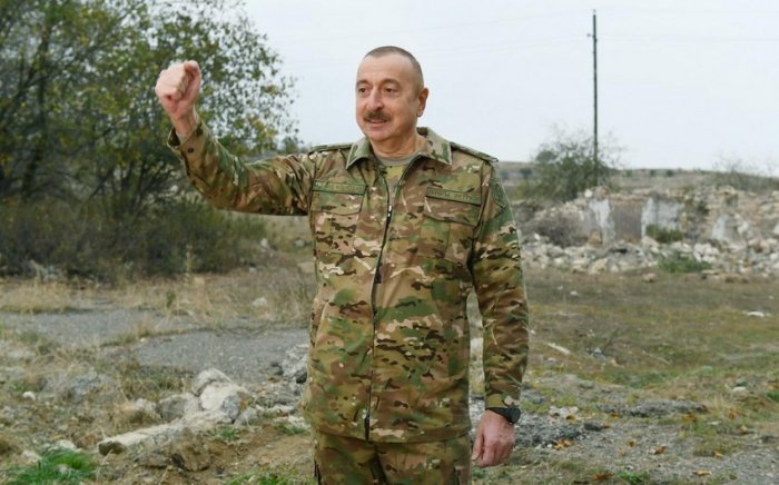  Presidente Ilham Aliyev concede una entrevista a la revista rusa "Defensa Nacional" 
