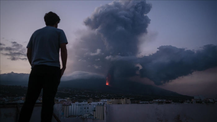 Airlines suspend flights after volcanic eruption in Spain