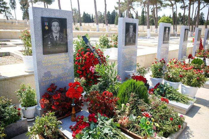  Peope visit graves of heroes and martyrs -  VIDEO    